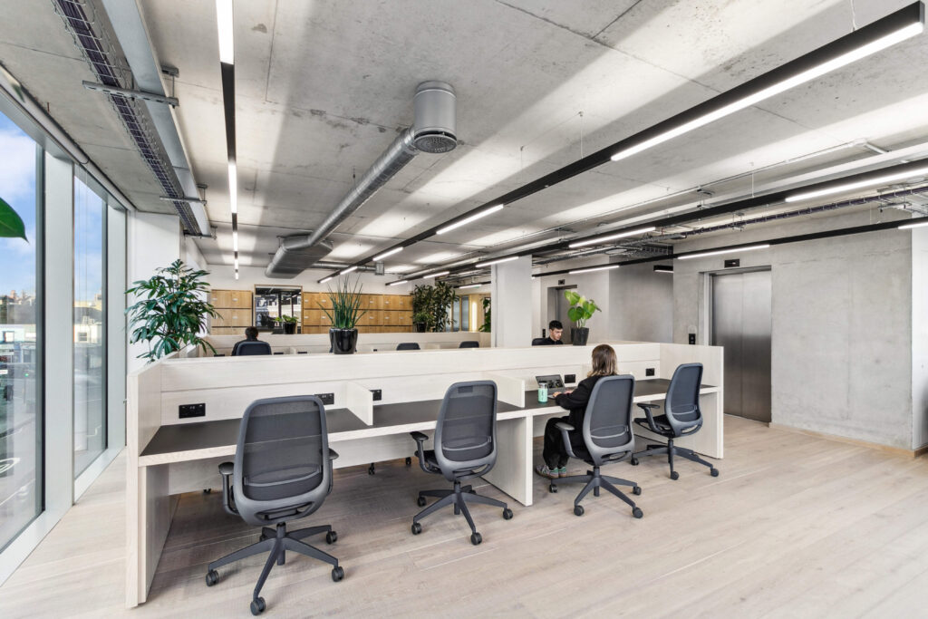 Huddle Coworking Desk